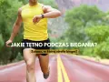 Mężczyzna w żółtej koszulce biegnie, sprawdzając zegarek. Dowiedz się, jak obniżyć tętno podczas biegu i w jakiej strefie biegać.