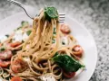 Pełne energii danie z makaronu pełnoziarnistego z pomidorkami i bazylią – idealne na dietę wegańską dla sportowców.
