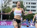 Ewa Swoboda triumfuje na bieżni, radość na jej twarzy po zwycięstwie.