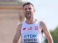 Adam Nowicki, polski lekkoatleta, z wyrazem triumfu na twarzy po udanym biegu.