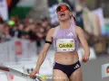 Zwyciężczyni półmaratonu, Glinka, przekracza metę. Dystans półmaratonu to 21,0975 km.