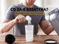 Mężczyzna przygotowuje suplement. Dowiedz się, co daje kreatyna: lepsza regeneracja i więcej siły na trasie.