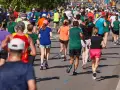 Tysiące biegaczy pokonuje trasę maratonu. Czy to 42,195 km? Wszyscy dają z siebie wszystko, by dotrzeć do mety.