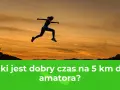 Sylwetka biegaczki w skoku na tle zachodzącego słońca. Pytanie brzmi: Jaki jest dobry czas na 5 km dla amatora?