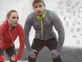 Para biegnie, zmęczeni, ale zdeterminowani. W tle medyczne symbole i hasła dopingujące biegaczy.
