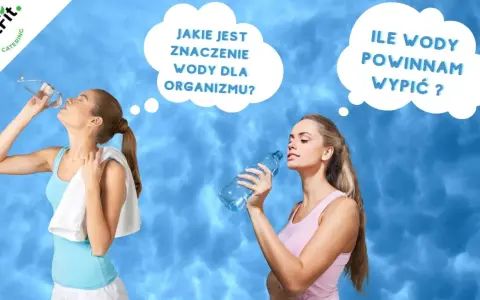 Dwie kobiety zastanawiają się, jak najlepiej nawodnić organizm. Jedna pije wodę, druga trzyma butelkę, myśląc o jej znaczeniu.