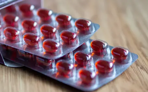Czerwone kapsułki w blistrach. Czy suplementy szkodzą wątrobie? Zastanawiasz się nad tym, biorąc takie preparaty.