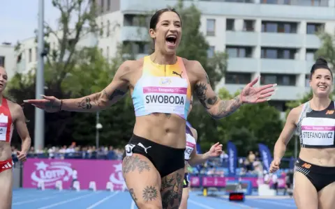 Ewa Swoboda triumfuje na bieżni, radość na jej twarzy po zwycięstwie.