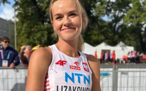 Uśmiechnięta Weronika Lizakowska w stroju sportowym z polskim orłem, gotowa do startu.