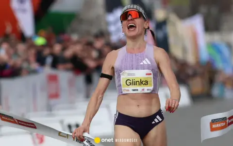 Zwyciężczyni półmaratonu, Glinka, przekracza metę. Dystans półmaratonu to 21,0975 km.
