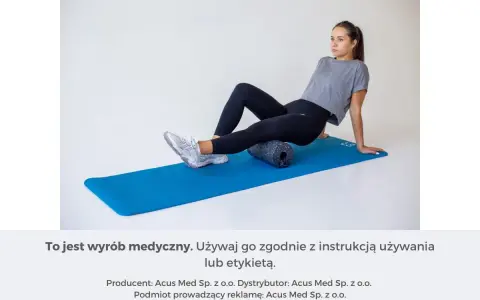 Kobieta wykonuje ćwiczenia na wałku do masażu, łagodząc ból kolana biegacza.