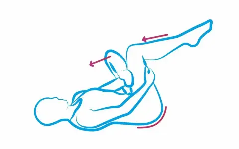 Ilustracja przedstawia badanie objawu Lasegue'a. Osoba leży na plecach, a badający unosi jej wyprostowaną nogę, wywołując napięcie w tylnej części uda.