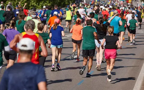Tysiące biegaczy pokonuje trasę maratonu. Czy to 42,195 km? Wszyscy dają z siebie wszystko, by dotrzeć do mety.