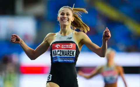 Uśmiechnięta biegaczka Kaczmarek po biegu na 60 m, świętuje zwycięstwo. Czy to nowy rekord świata?