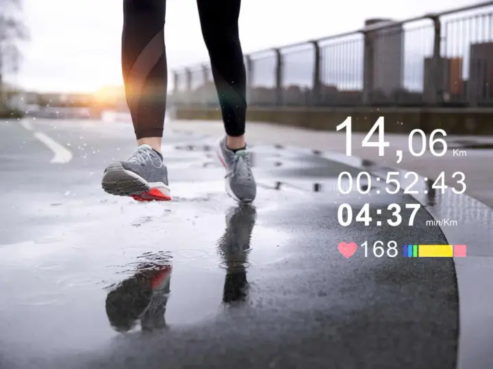 Biegacz pokonuje dystans 14 km w deszczu, monitorując swoje parametry. Czy zbliża się do progu mleczanowego?