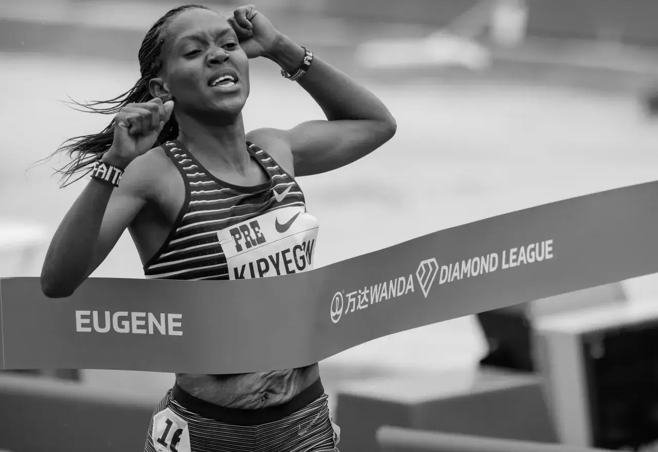 Faith Kipyegon przekracza linię mety w Eugene, triumfując w Wanda Diamond League.