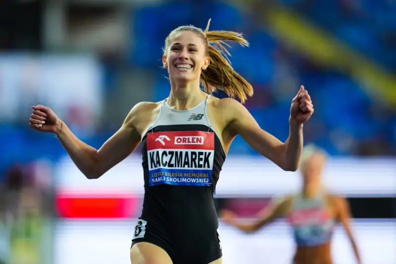Uśmiechnięta biegaczka Kaczmarek po biegu na 60 m, świętuje zwycięstwo. Czy to nowy rekord świata?